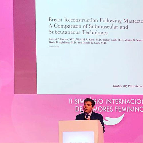 Simpósio de Tumores Femininos em Salvador (2019). Tema da palestra: Reconstrução mamária com implantes pre-peitorais.